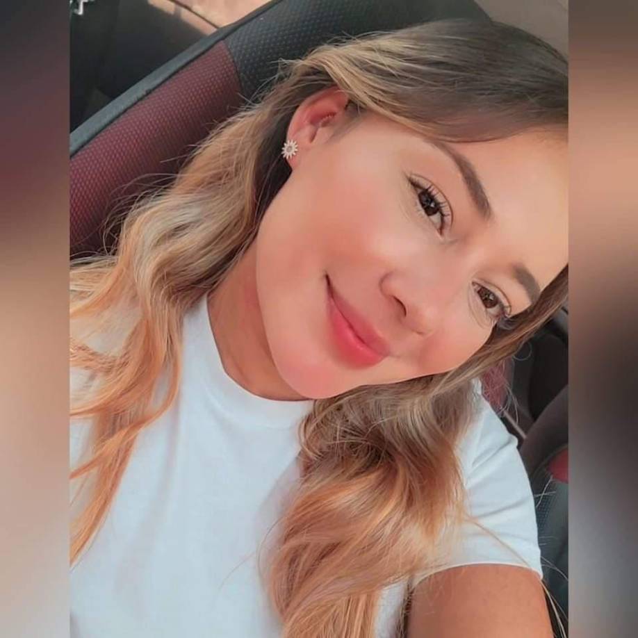 Entre las evidencias presentadas por la policía se encuentran 128 permisos sellados para paso temporal de migrantes, 26 mil lempiras en efectivo en billetes de denominación de 500, y dos teléfonos celulares de diferentes marcas y modelos. 