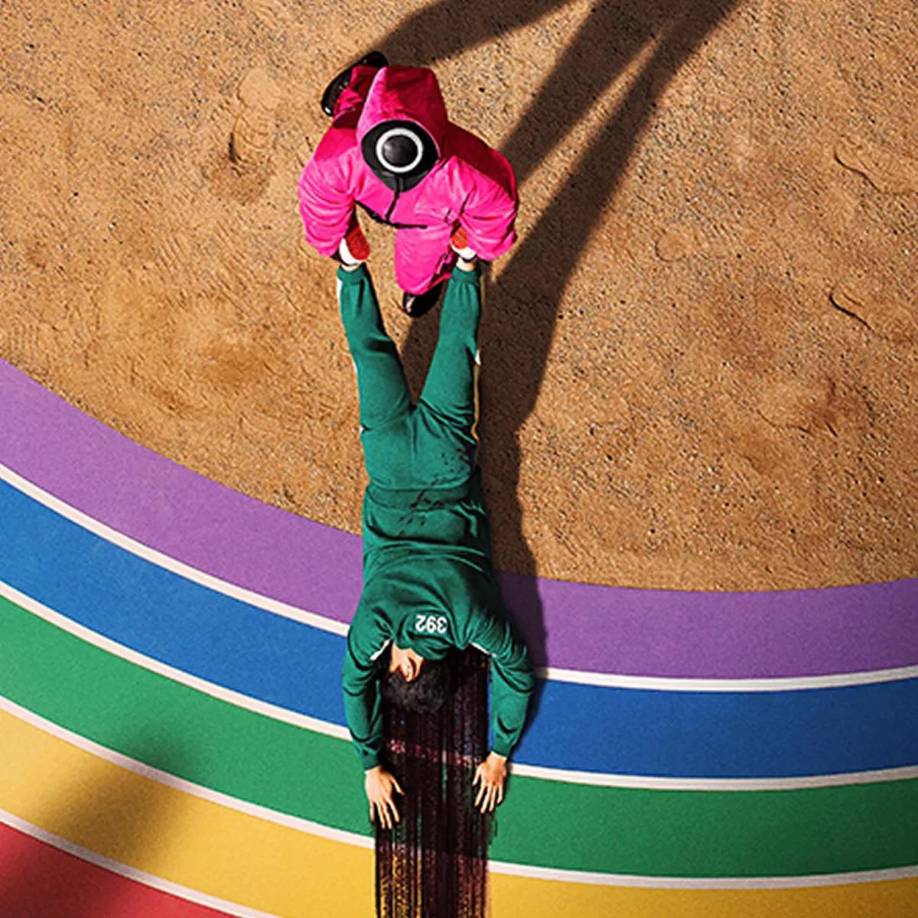 La segunda temporada promete explorar más a fondo las consecuencias de los eventos anteriores y el destino de Gi-hun, quien decide no usar su premio para escapar a Estados Unidos, sino regresar con un nuevo propósito.