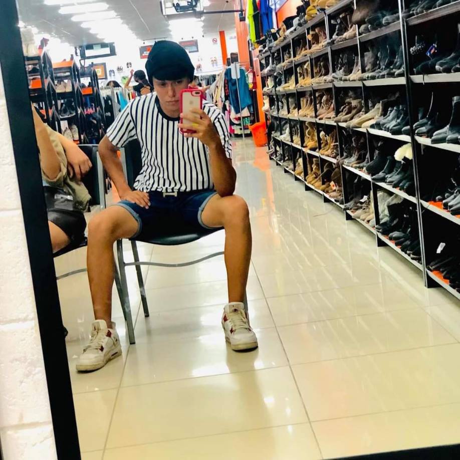 Otras personas que transitaban por el lugar lograron captar las hazañas de los motociclistas, sin imaginar que varios kilómetros más adelante uno de ellos sufriría un un accidente vial y moriría.