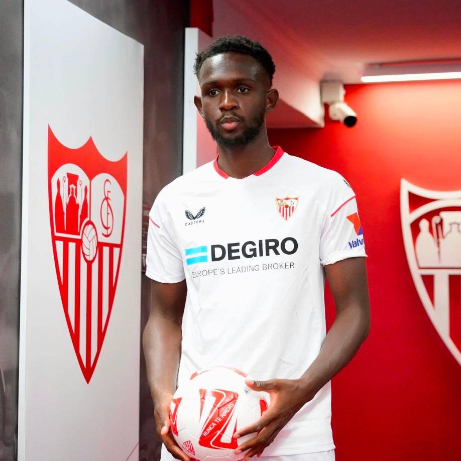 El defensor Tanguy Nianzou fue presentado como nuevo jugador del Sevilla, llega procedente del Bayern Múnich.