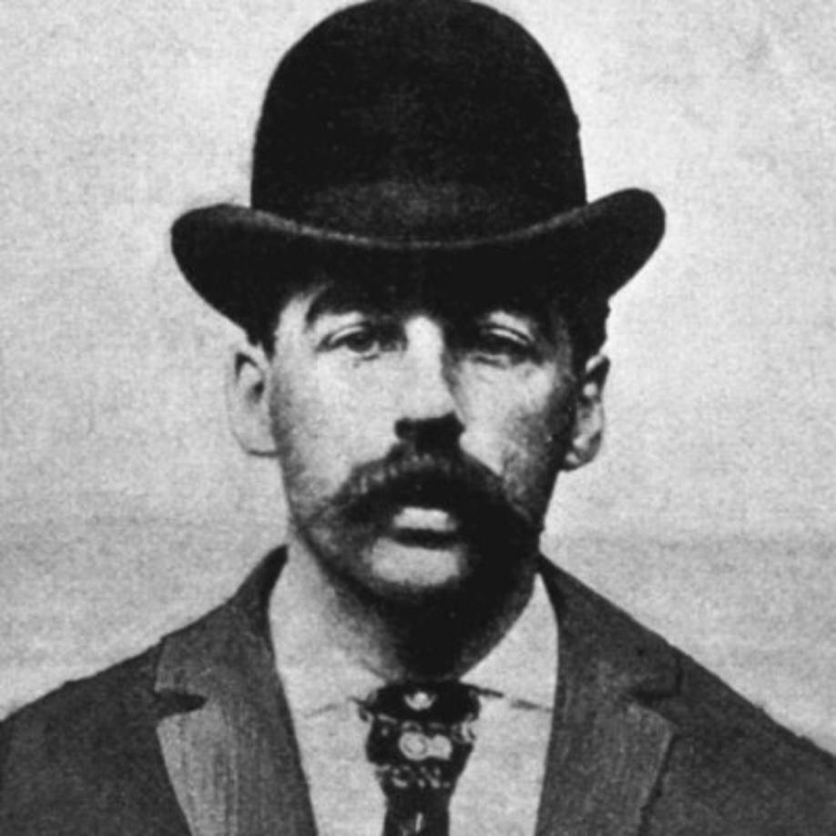 Dr. Holmes<br/><br/>Herman Webster Mudgett (1861​-1896) también conocido como Dr. Henry Howard Holmes o simplemente «Dr. Holmes», fue un asesino en serie estadounidense que confesó hasta veintisiete homicidios y cincuenta intentos de asesinato.<br/>Howard Holmes también fue un estafador y ladrón de cadáveres. Construyó un hotel en el que implementó diferentes métodos para asesinar a sus víctimas, cuyos cadáveres vendía y cobraba los seguros de vida. Fue denunciado ante la Policía por un amigo, entonces fue apresado. Cuando las autoridades inspeccionaron su hotel descubrieron que allí tenía un lugar de tortura y de ejecuciones.<br/><br/>Holmes fue condenado a muerte por el Tribunal de Filadelfia y ahorcado el 7 de mayo de 1896. Investigaciones posteriores dieron a conocer que Holmes cometió más de 200 crímenes.<br/>