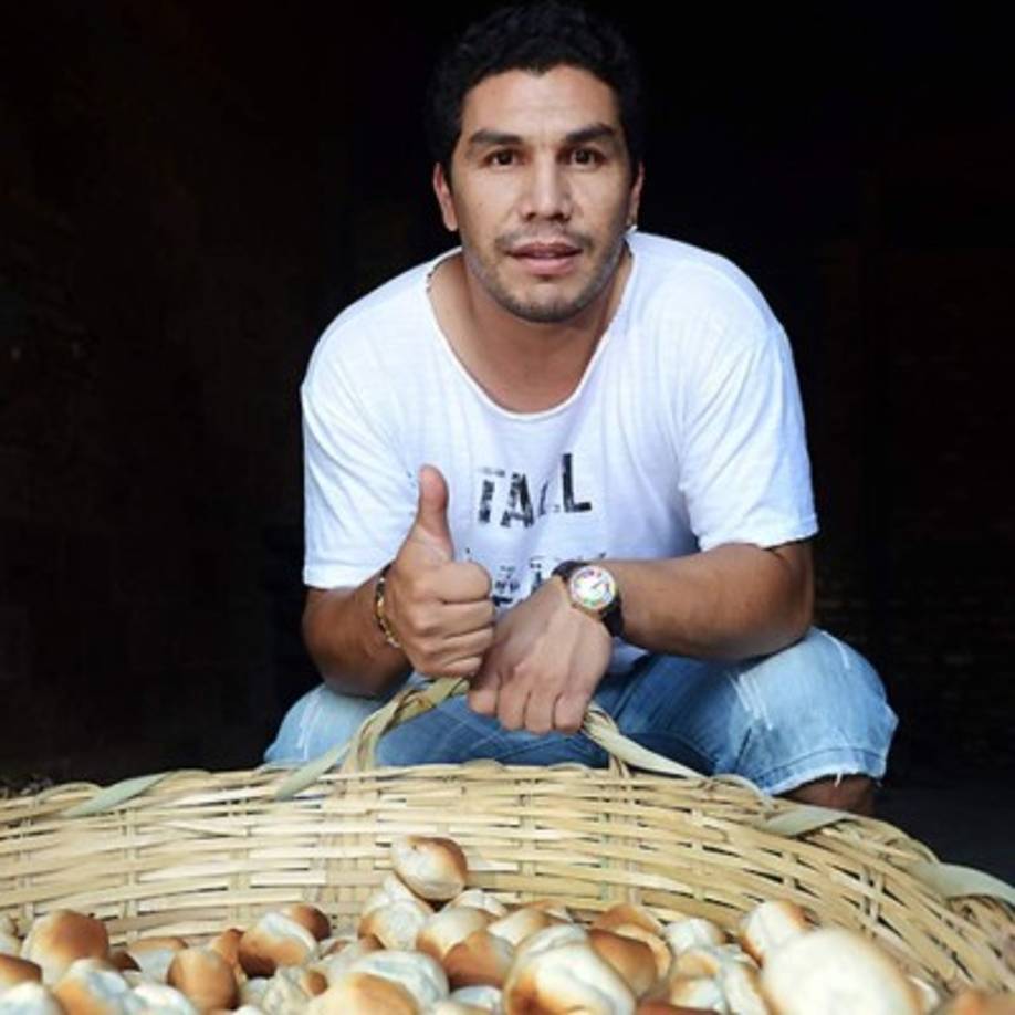 Tras perder sus millones, Salvador Cabañas empezó a sobrevivir como panadero junto a su padre, don Dionisio, y su madre, doña Basilia Cabañas.