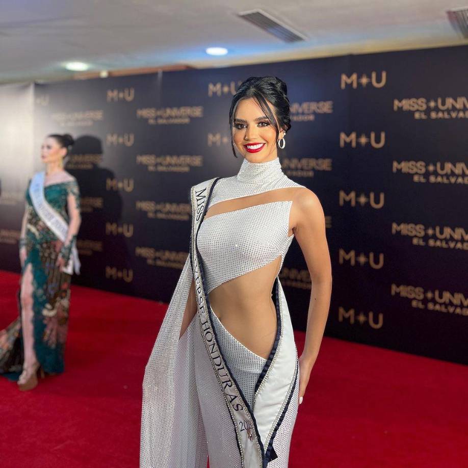Este icónico vestido blanco lo utilizó durante una cena en la concentración del Miss Universo que se realizó el año pasado en El Salvador. Este diseño es de la dominicana Giannina Azar y fue el elemento perfecto para brillar en una noche importante, con cortes asimétricos y transparencias que la hicieron ver muy sensual y elegante a la vez. 