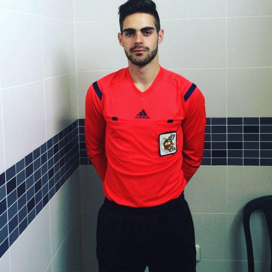 Jesús Tomillero - El español es conocido por ser el primer árbitro en declararse abiertamente gay. En abril de 2016, decidió dar un paso al frente y hacer publica su homosexualidad. Una confesión que le saldría muy cara.