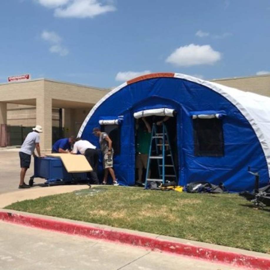 En general, los contagios y hospitalizaciones en EE.UU. están en su punto álgido desde el pasado febrero debido a la expansión de la variante delta, prevalente en el país, con un aumento del 33,7 % en los casos y del 40 % en los ingresos hospitalarios en la última semana, según datos oficiales.