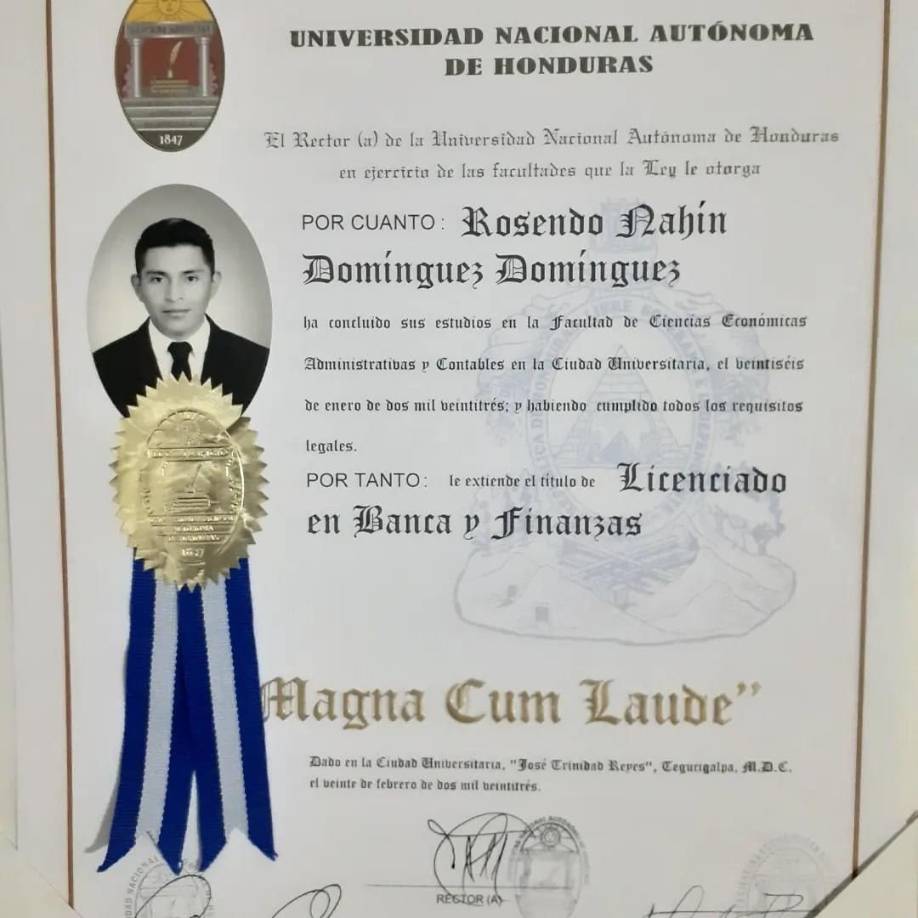El primero como licenciado en Banca y Finanzas. 