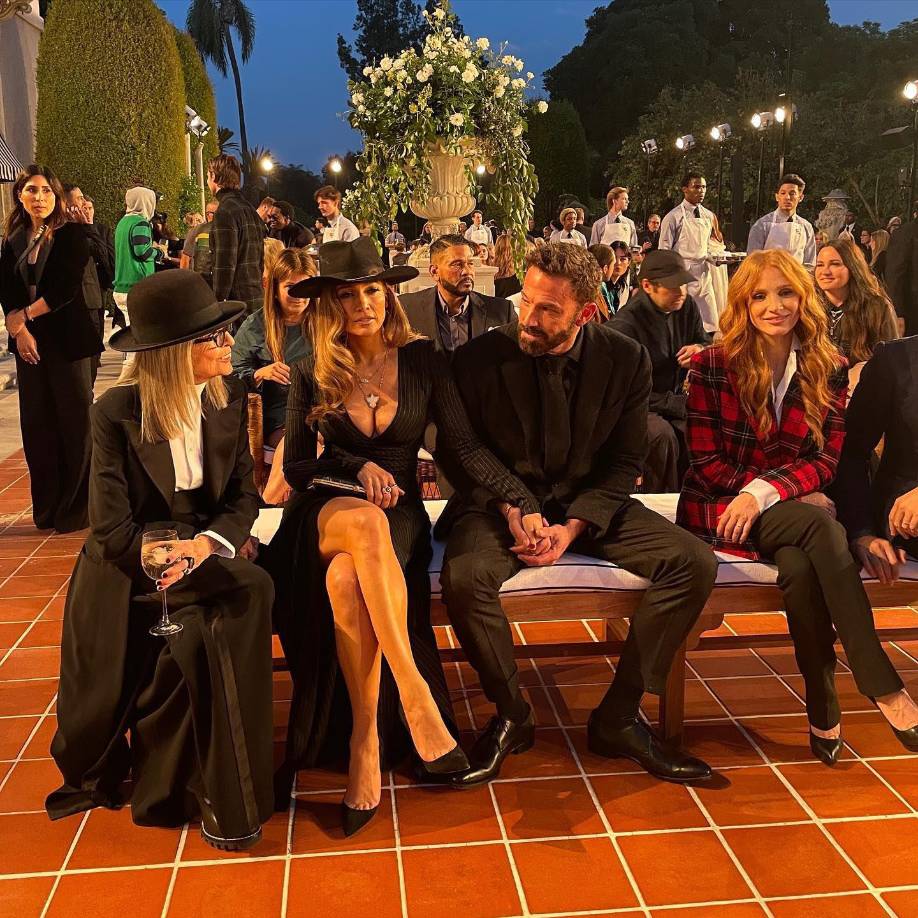 Jennifer lució un clásico vestido negro de raya diplomática, pero con un toque sensual y femenino. 