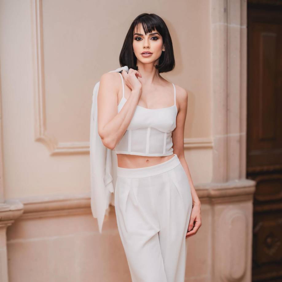 <i>Al consultarle sobre las nuevas reglas del Miss Universo, con las cuales ya pueden participar mujeres mayores de 30 años y madres, expresó lo siguiente:</i><i><b> “Cien por ciento. (De acuerdo) Ahí están las estadísticas. Se ve en el fandom de estos concursos que ha bajado porque ya no representan a la mujer de hoy”.</b></i>