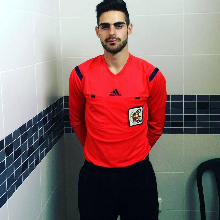 Jesús Tomillero - En abril de 2016, cuando tenía 21 años, el árbitro español decidió dar un paso al frente y hacer publica su homosexualidad. Una confesión que le saldría muy cara. Un mes después, harto de insultos, humillaciones y amenazas, decidió dejar el arbitraje.