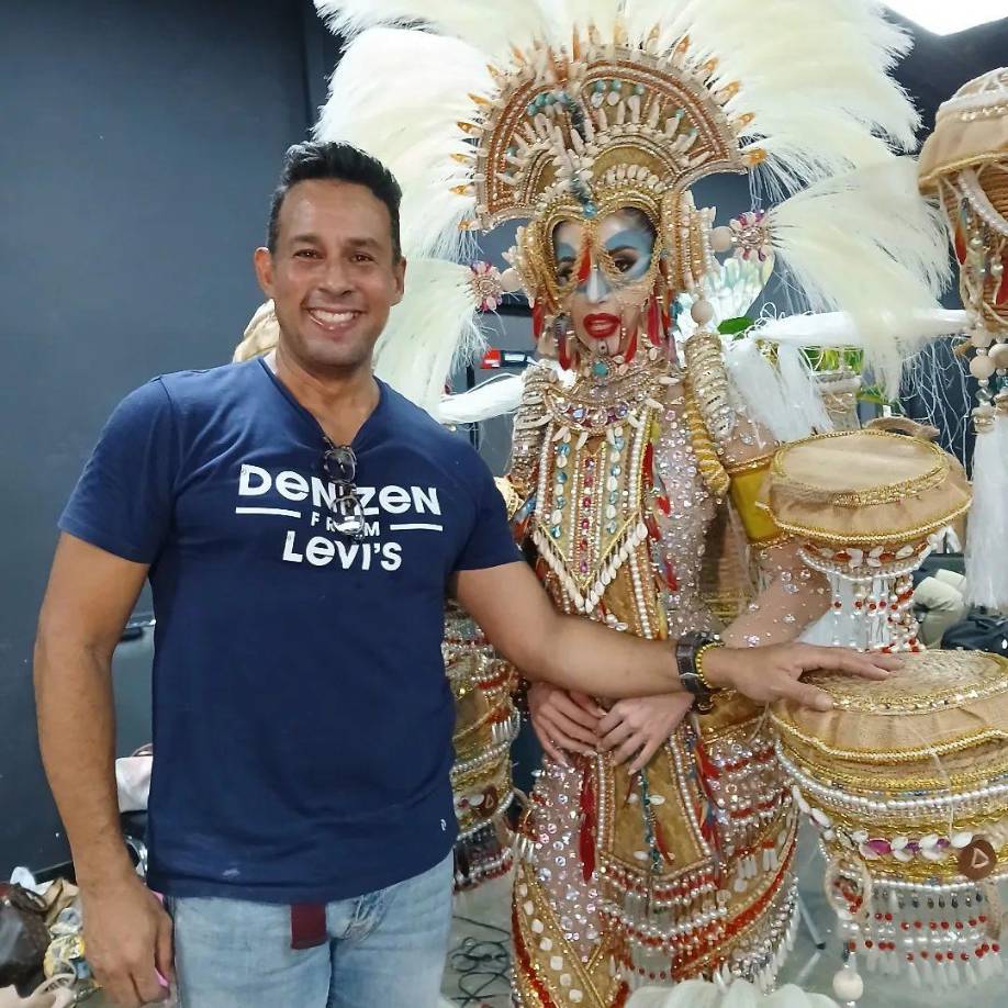 En el Miss Grand Internacional 2024, la hondureña captó la atención del público y los jueces con su impresionante traje nacional, “La danza del colibrí esmeralda”. Este traje fue diseñado por el panameño Alberto D. Castro. El imponente disfraz fue seleccionado por los jueces como uno de los 20 mejores del concursos.