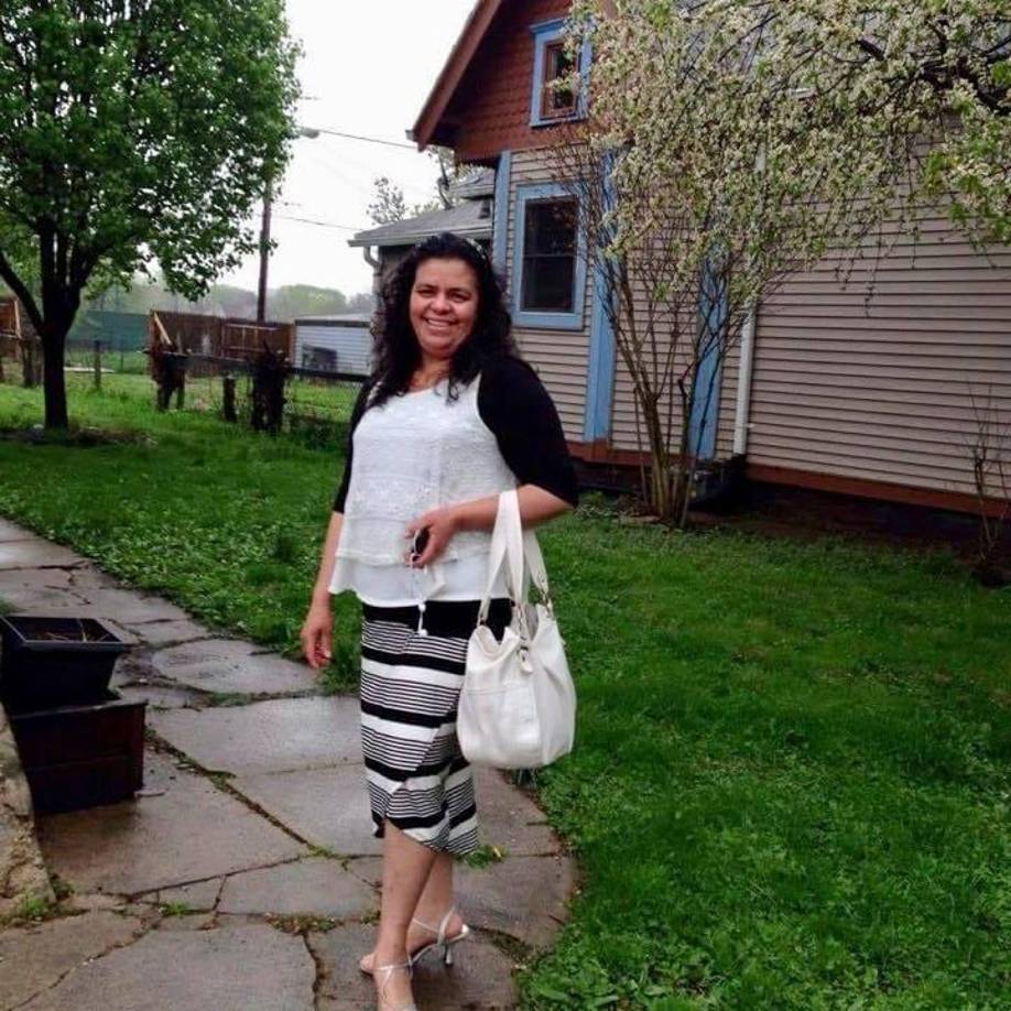 Cuando Ana tenía 10 años y cursaba el quinto grado en la escuela Reino de los Paises Bajos de Tegucigalpa, su madre Ana Bertha Alfaro (foto) se fue a traajar a Estados Unidos para darle un mejor futuro a la familia.