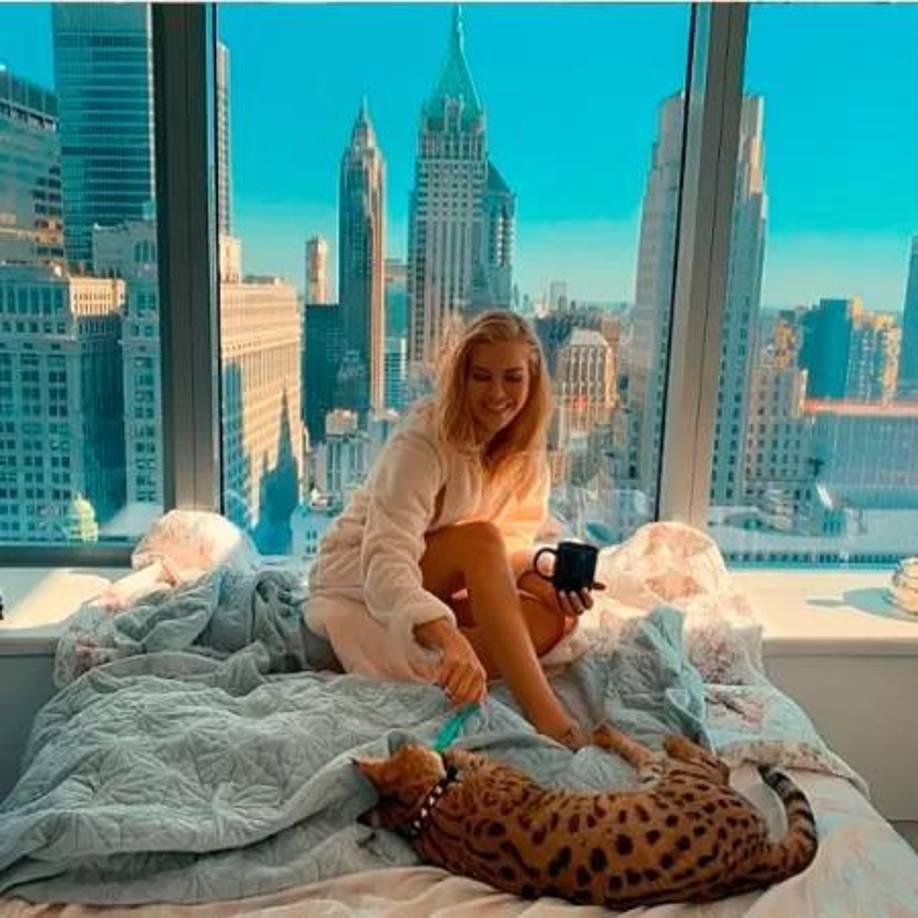 La influencer llevaba una vida de lujos en Nueva York. Realizaba consultas de autoayuda en su página web y en 2017 publicó su libro “La Voz”. Afirmaba tener poderes espirituales y atrajo a miles de seguidores de su natal Brasil y otros países.