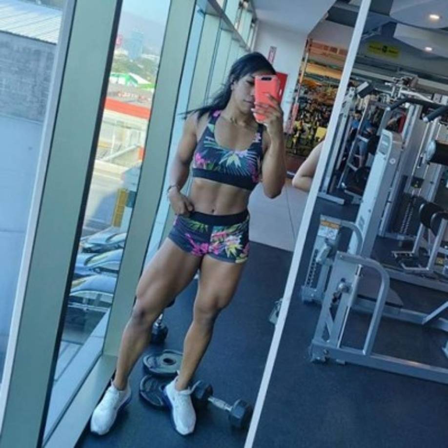 Ponce ha participado con éxito en importantes competencias internacionales y es la primera hondureña en la rama acreditada como profesional.