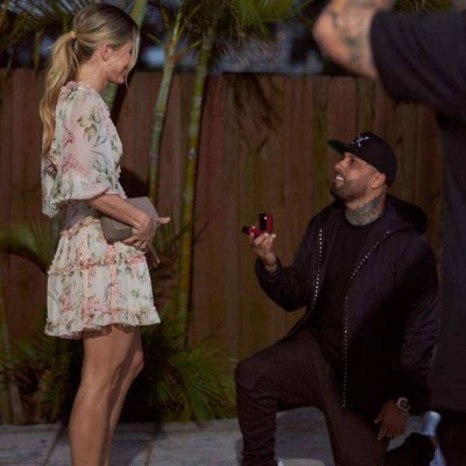 'Si por un millón. Te amo mucho. No puedo esperar para pasar el resto de mi vida contigo. El mejor día de todos #happyvalentinesday (Feliz día de San Valentín)', escribió Cydney Moreau junto a las imágenes que captan la romántica pedida de mano.<br/>