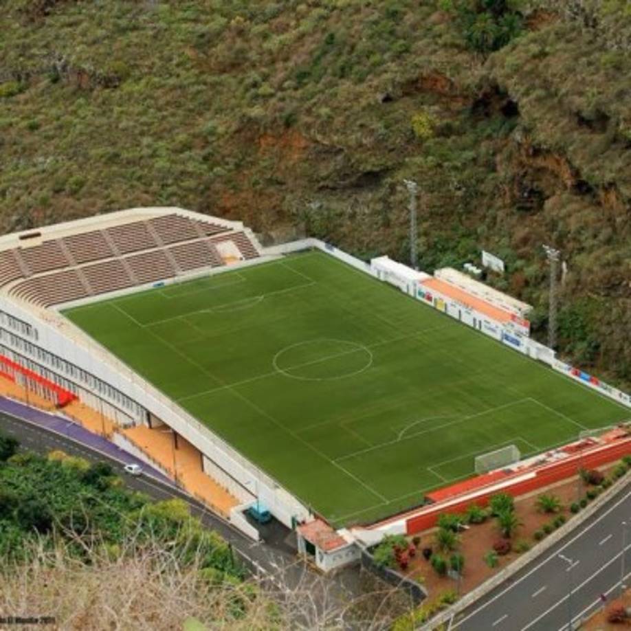 El estadio Silvestre Carrillo se ubica en Santa Cruz de La Palma, en Canarias, España. Está situado en la parte superior de un edificio comercial, a la par de un peñasco. Su capacidad de espectadores es de seis mil.<br/>Foto:https://twitter.com/OldGrounds