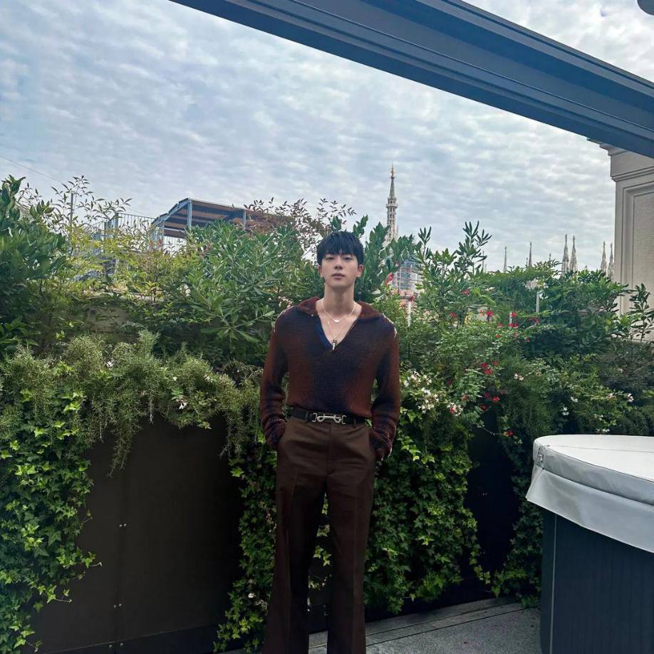 Y Jin integrante del grupo surcoreano BTS, fue la estrella más popular. Sus seguidoras se hicieron presentes a la Trienal donde se realizó el evento, captando la atención de los medios e invitados presentes por su algarabía y multitud.