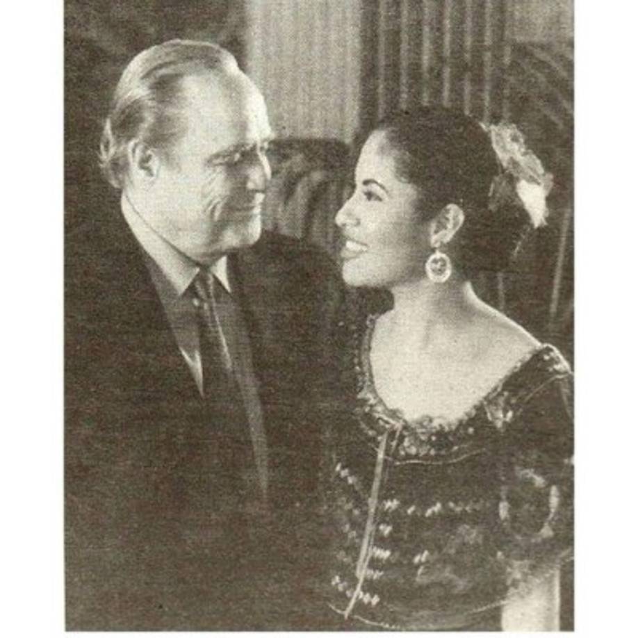 Selena tuvo un breve momento en el mundo de la actuación, un año antes de su muerte participó en la telenovela 'Dos Mujeresun camino' y en la cinta de Hollywood 'Don Juan de Marco', junto a los actores Johnny Depp y Marlon Brando. En la imagen se ve a la estrella con Marlon Brando.