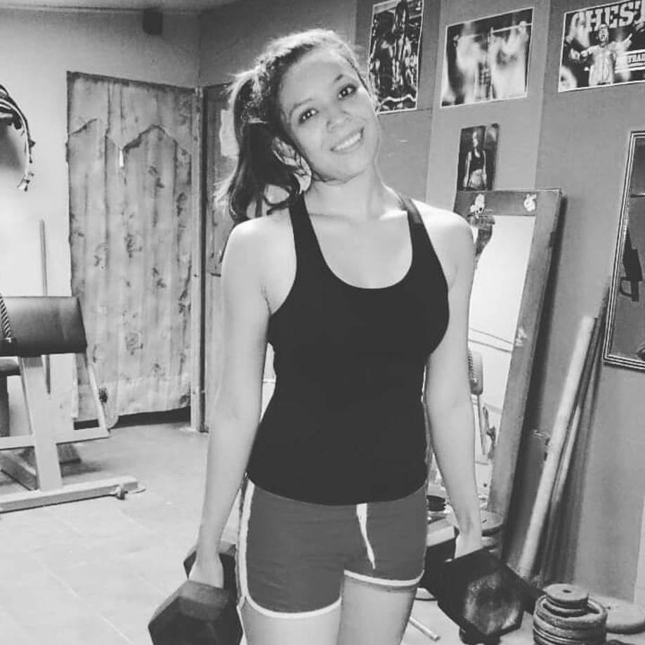 Aún con las extensas horas de trabajo, la catracha se hace un espacio para poder entrenarse de dos a tres horas en la mañana y algunas veces en la tarde.