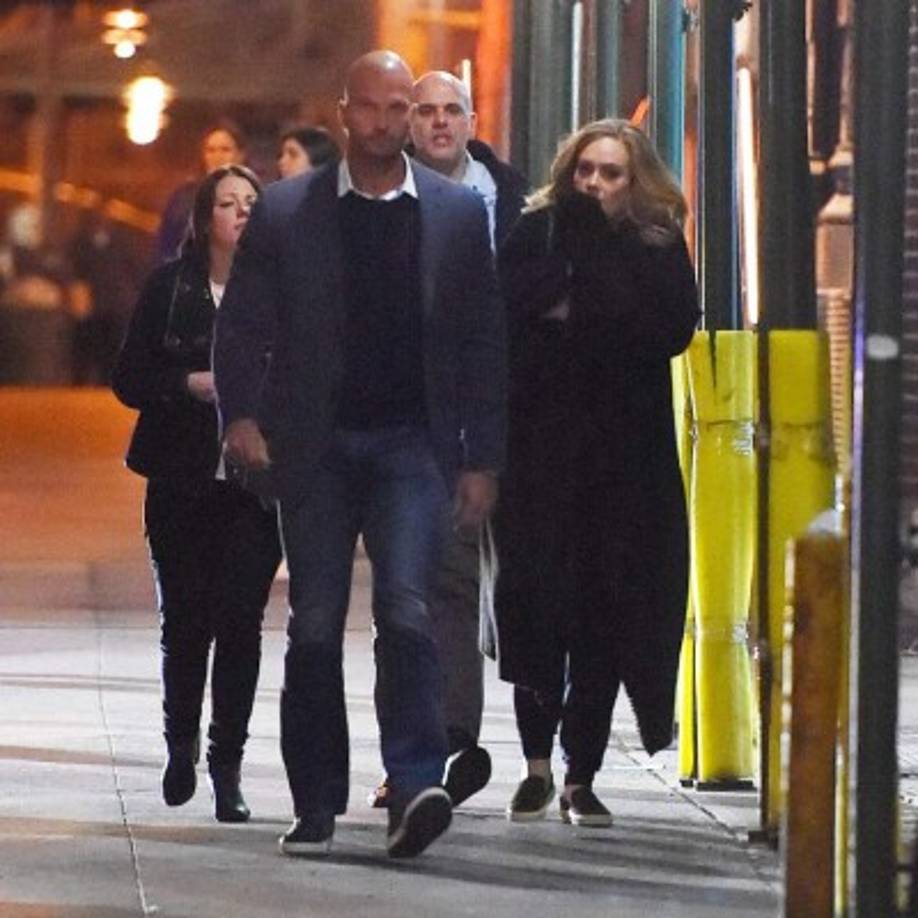 Adele y su guardaespaldas caminando por la calle.