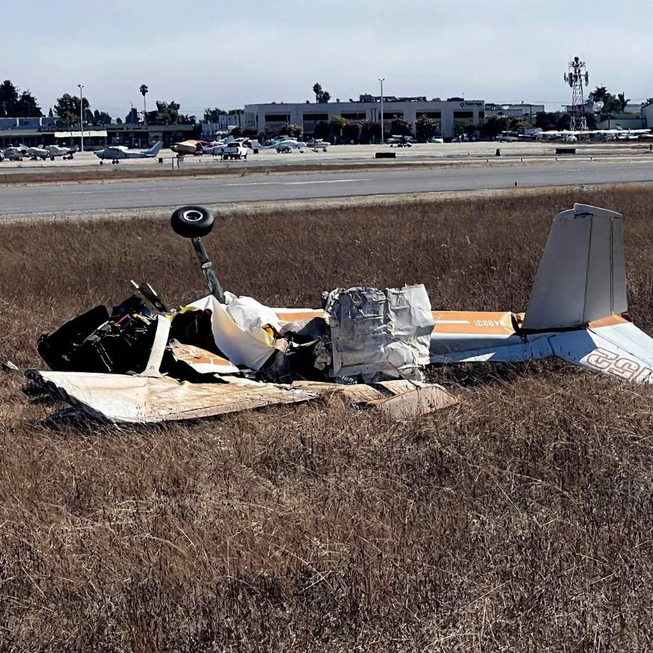 El almacén afectado, ubicado en una zona industrial cercana a áreas residenciales y a la línea ferroviaria regional Metrolink, sufrió daños considerables. 