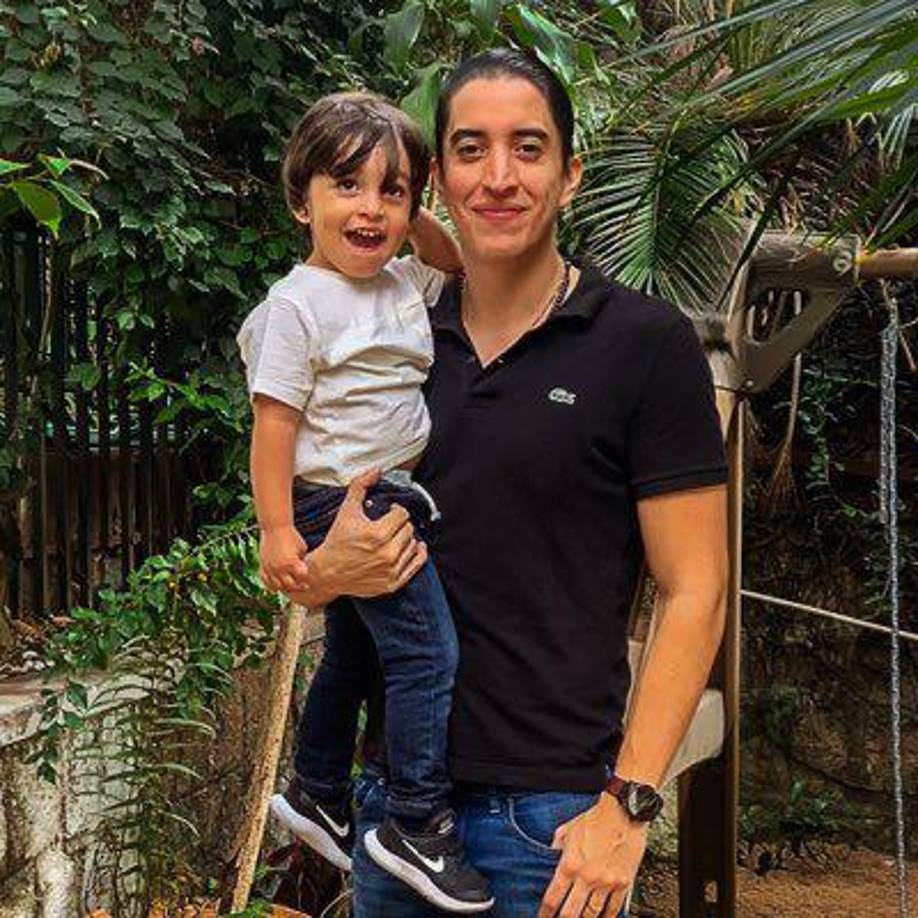 A la Pichu le sigue José Manuel, llamado “Melito”, el primero en escribir en las redes un mensaje para su madre, cuando se dio como ganadora de los comicios generales.