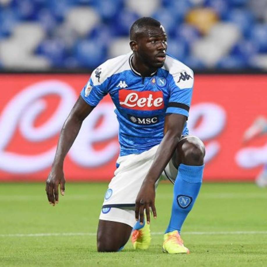 Kalidou Koulibaly ya habría firmado por el Manchester City y se hará oficial en las próximas horas, informpó el periodista Alfredo Pedulla de Sportitalia. El central senegalés aterrizaría así en Inglaterra después de que varios equipos se hayan interesado en hacerse con sus servicios en estos últimos mercados. El defensa abandona así a un Napoli donde ha estado jugando las últimas seis temporadas llegando a disputar 246 partidos y consolidándose como uno de los mejores centrales del mundo.