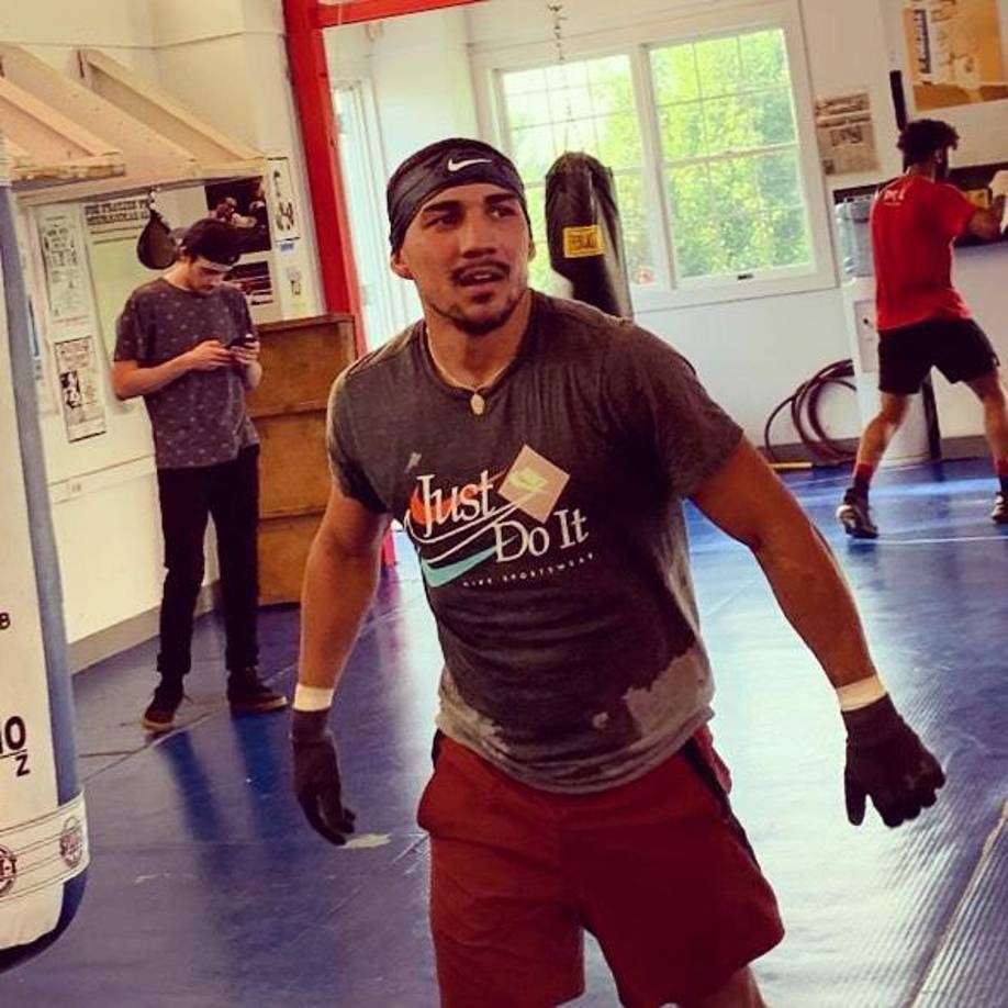 El boxeador hondureño Teófimo López anunció este lunes la inesperada decisión de retirarse del boxeo profesional apenas a sus 25 años de edad.