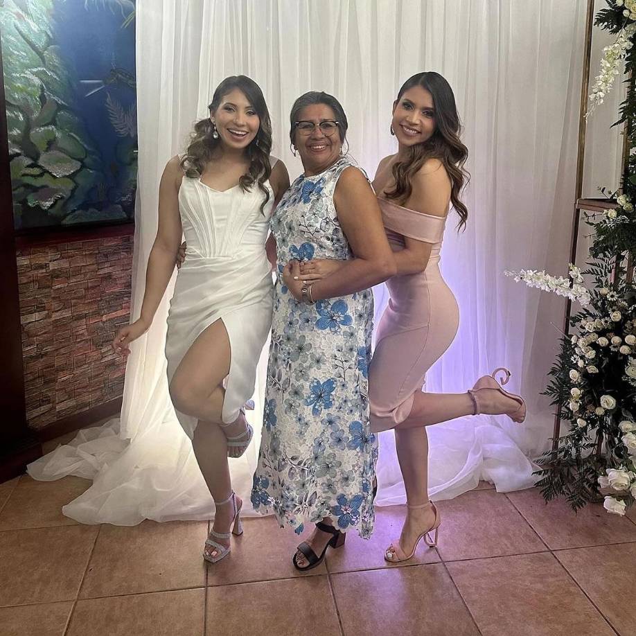 La hermosa novia disfrutó de su boda en compañía de sus seres queridos.