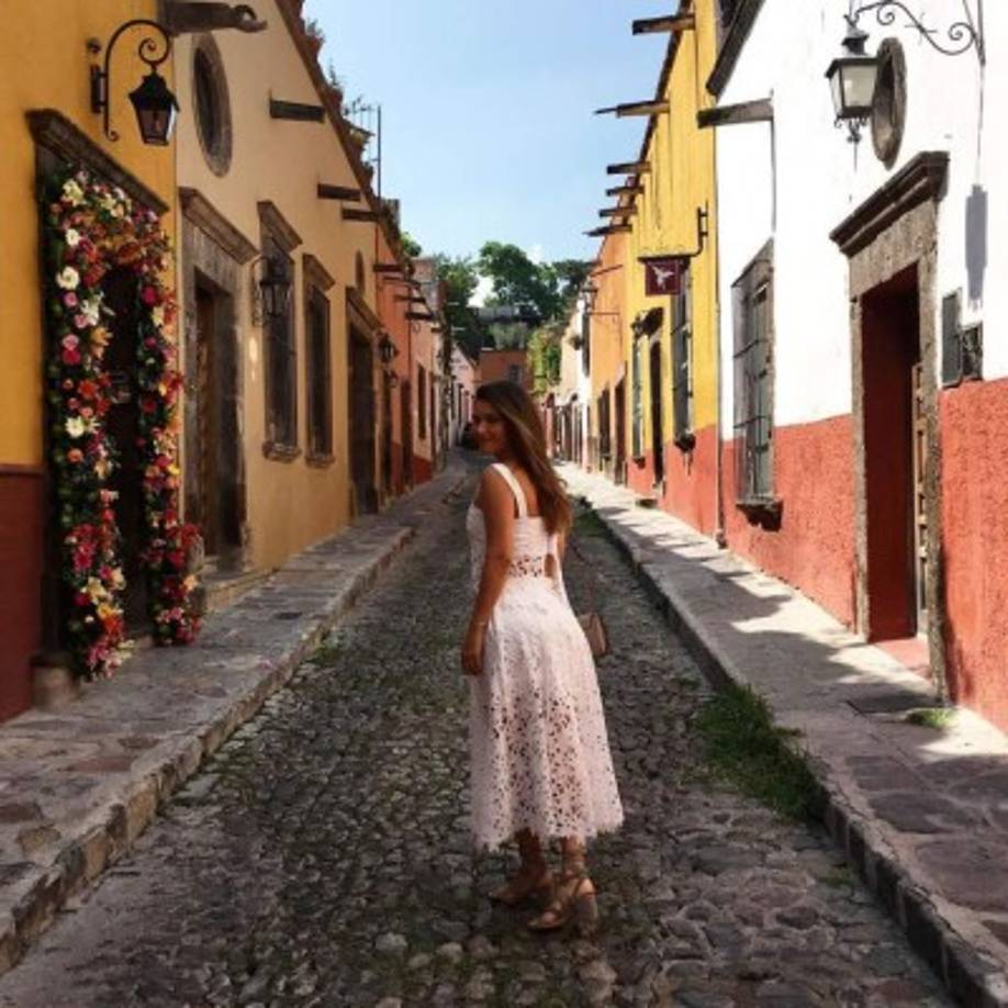 Es considerada una de las mujeres más bellas del espectáculo, en la imagen en San Miguel de Allende, Guanajuato, México.