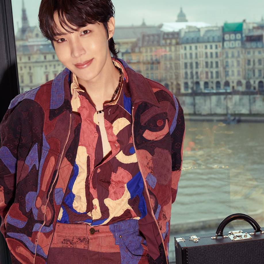 J-Hope también asistió a la exposición de Louis Vuitton con este llamativo look.