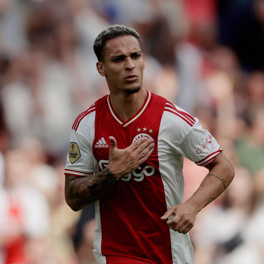 El Manchester United ha hecho este viernes una oferta de 90 millones de euros al Ajax por Antony, y según Fabrizio Romano, los ‘ajacied’ han rechazado la propuesta y que por eso está enojado Antony, cuyo único deseo es jugar en Old Trafford.El reconocido periodista especialista en fichajes entrevistó al delantero brasileño, que ha aprovechado para mandar un claro mensaje a su club: “quiero que el Ajax me deje cumplir mi sueño de jugar en el Manchester United. Hoy he expresado que quiero irme y con una oferta importante encima de la mesa”.