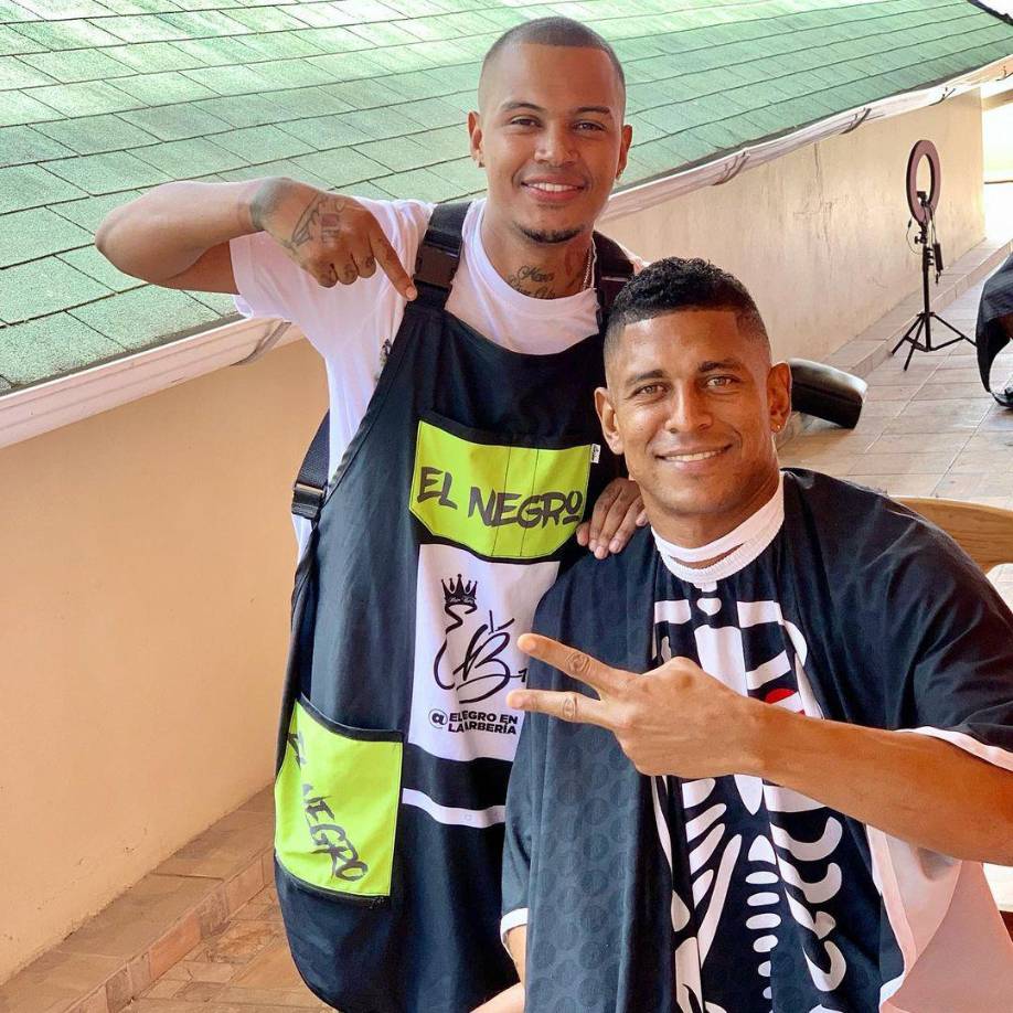 ”Me dio mucha emoción atender a Costly, al verle entrar me puse a pensar en toda la trayectoria que había tenido a nivel de la selección y me dio mucha alegría, recuerdo que vino cuando firmó con Olimpia, venía de anotar el gol de Aztecazo y marcado otro tanto en el mundial contra Ecuador, de los nervios de cortarle el pelo terminamos teniendo una bella amistad”, confesó.