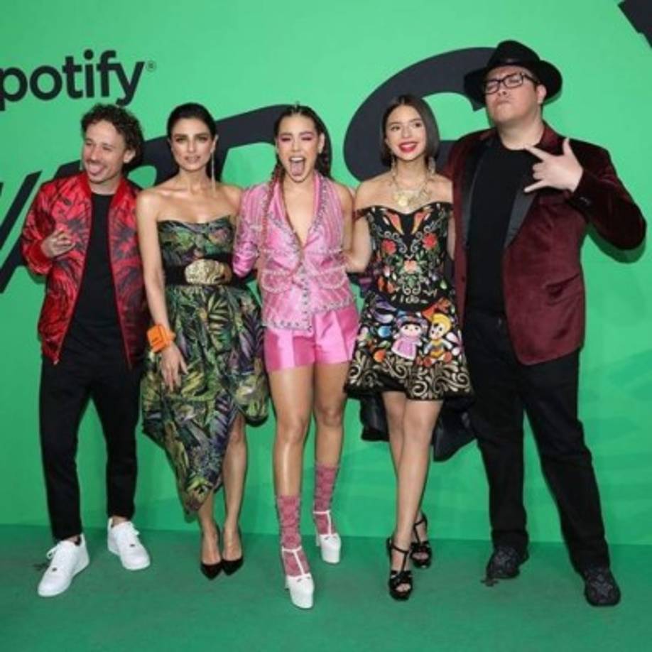 Danna Paola junto a los otros anfitriones de la gala posando en la alfombra verde.