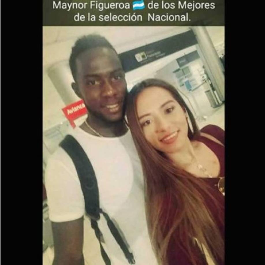 Esta bella aficionada hondureña Iris Villars posó con Maynor Figueroa después del partido.
