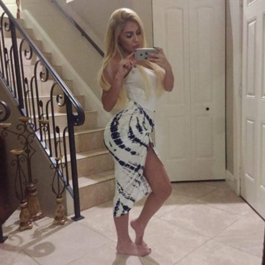 Alexa Dellanos le encanta tomarse selfies.