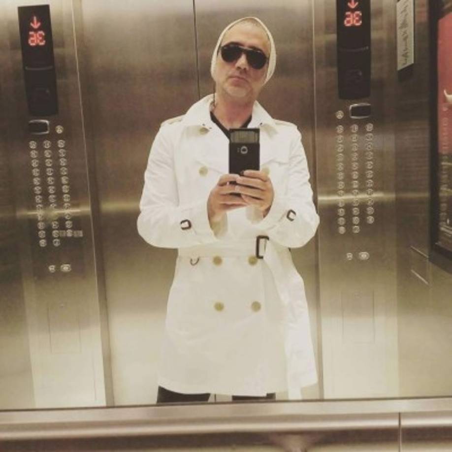 Este selfie de Alejandro Fernández con este saco blanco dejó a muchos hablando.