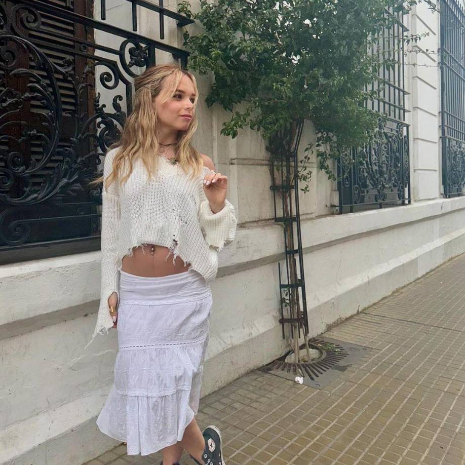 En su video, Páez escribió “gran historia que me había olvidado”. La joven influencer relató que, después de varios meses de relación, se subió al auto de su pareja para un viaje y, al fijarse en la pantalla del Bluetooth del vehículo, vio que estaba conectado un dispositivo llamado “iPhone de Mica”.