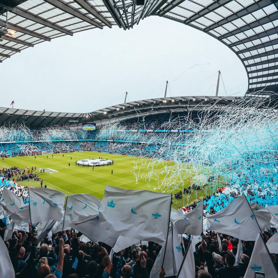 Así de impresionante lució el Etihad Stadium al momento de la salida de los equipos al campo.
