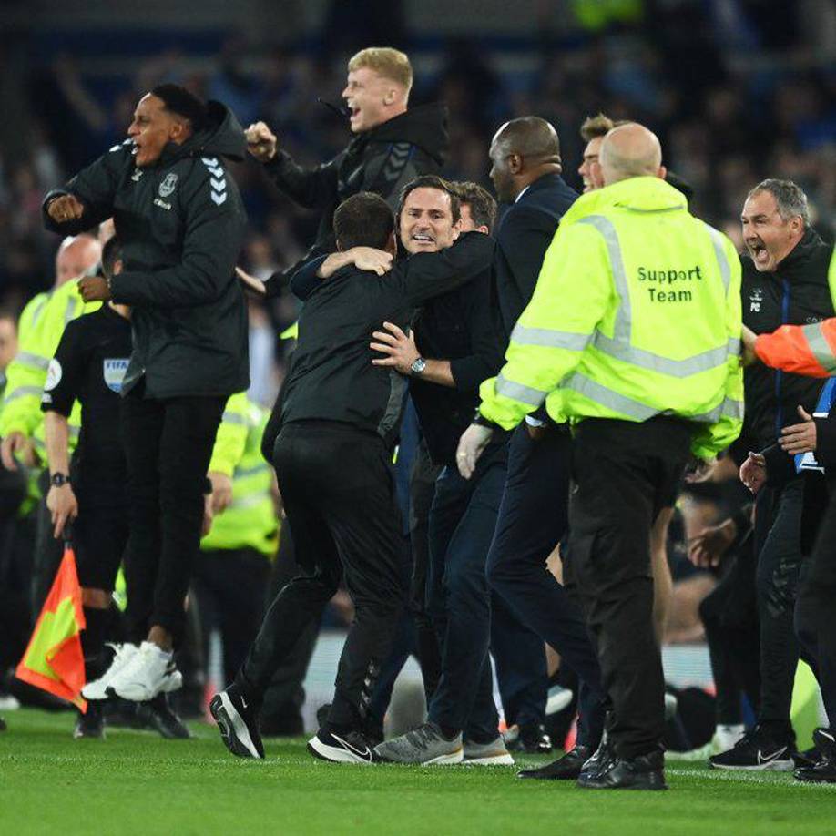 El entrenador inglés Frank Lampard enloqueció en los festejos de la salvación del Everton.