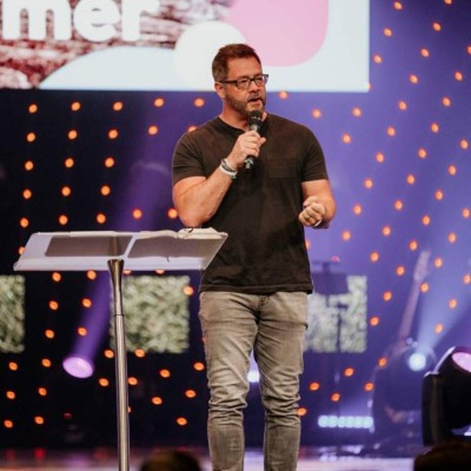 'Nunca podremos agradecer lo suficiente por el gran apoyo que mi familia está recibiendo durante este tiempo devastador. Estamos desconsolados más allá de lo creíble, terriblemente confundidos y extrañamos a Darrin de maneras que se sienten insoportables', escribió Amie Patrick, esposa del fallecido, por medio de la cuenta de Instagram del pastor.