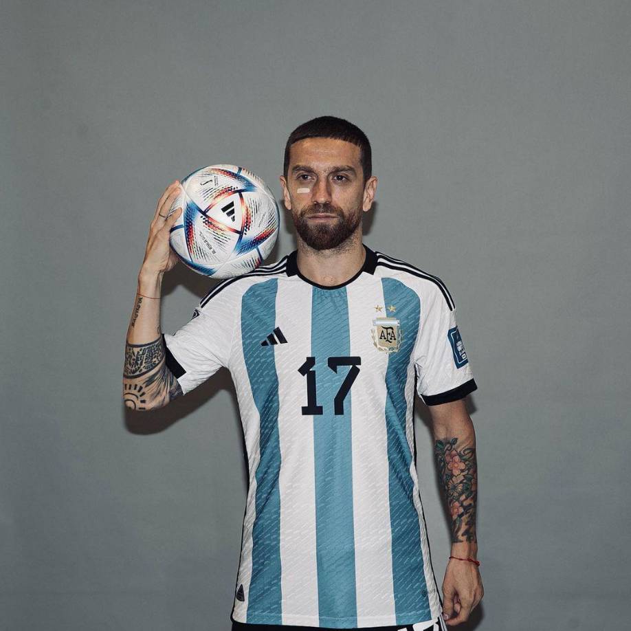 “Lamentablemente por mi lesión no voy a poder viajar a saludarlos y abrazarlos, es un dolor y una tristeza muy grande porque me hubiese encantado estar allí y sentir todo su amor y cariño. Gracias por sus mensajes y estoy seguro que nos volveremos a ver. Acá seguiré recuperándome para volver a jugar. Los abrazo a la distancia! Disfruten de la Scaloneta y de ese grupo maravilloso”, escribió el ‘Papu’ tras no poder estar en la convocatoria.