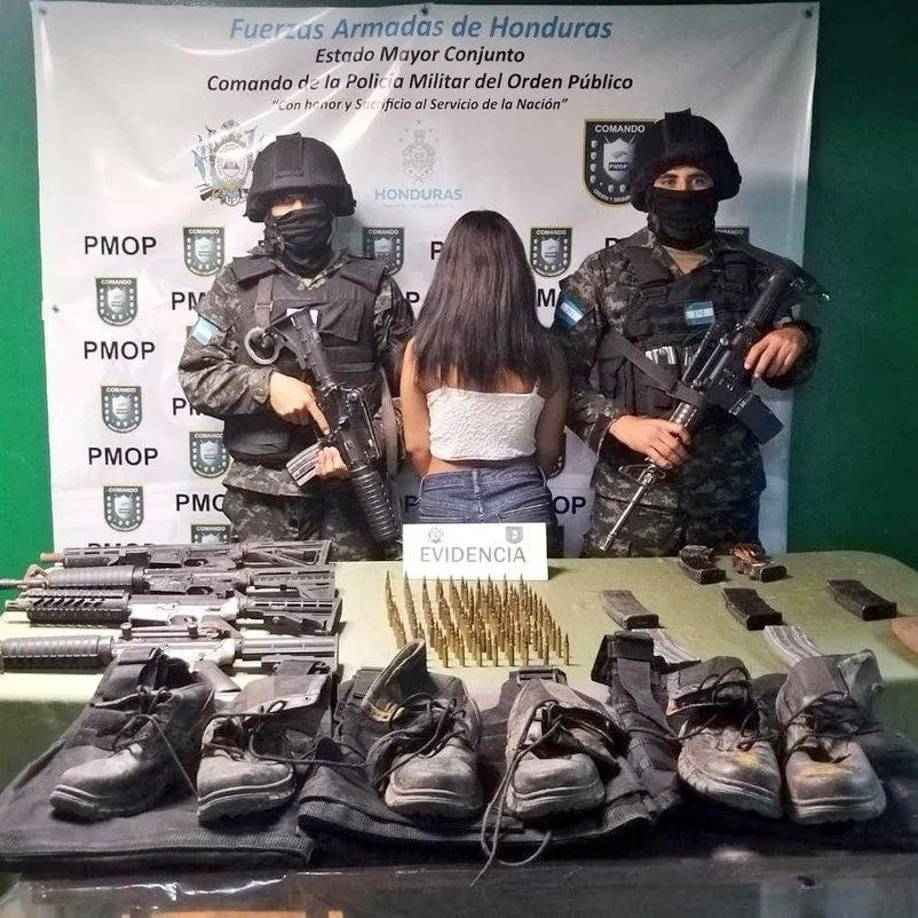 Las autoridades creen que “La Pelirroja” es integrante de la Pandilla 18, estructura criminal para la cual guardaba dichos objetos.