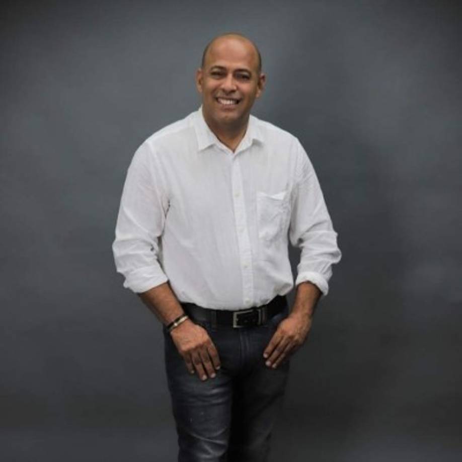 El Pastor José M. Liriano quien no estuvo de acuerdo en divorciarse de la pastora Yesenia aseguró que vive feliz soltero y con sus hijos.