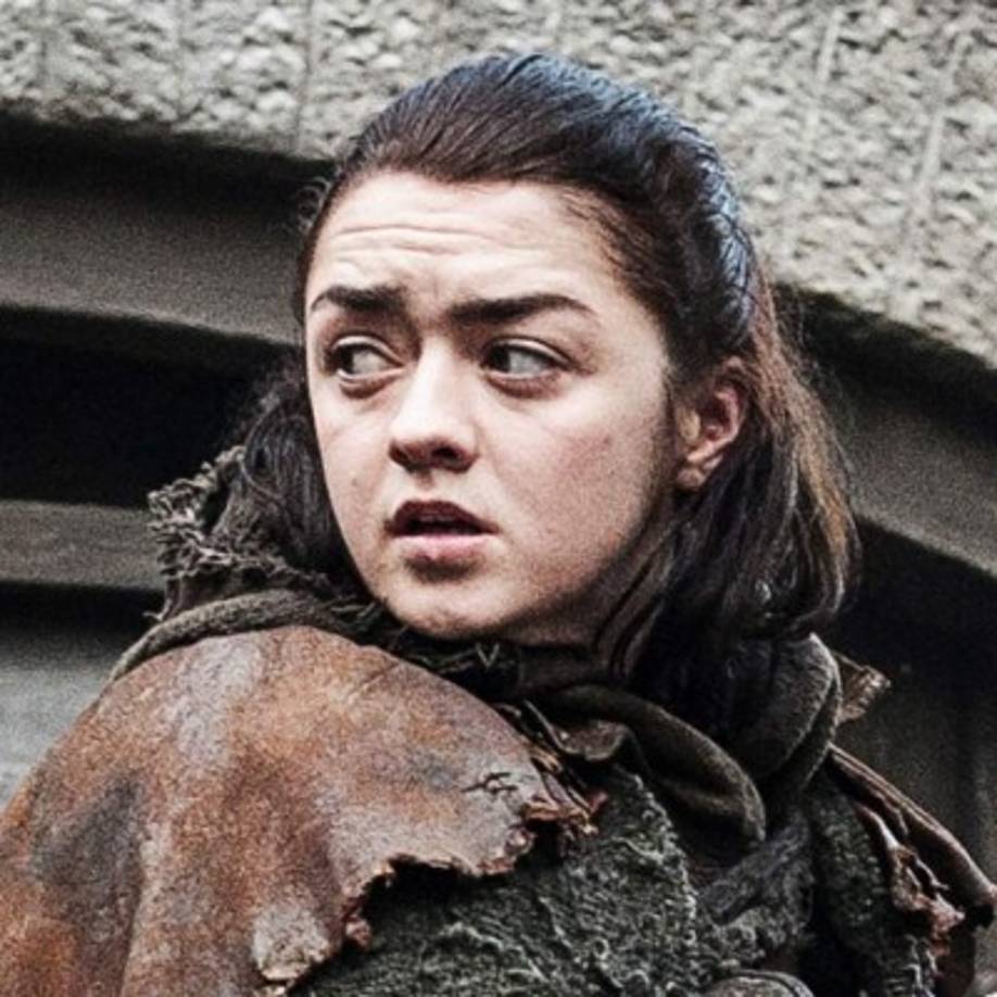 ARYA STARK<br/>El personaje interpretado por Maisie Williams figura de manera prominente en el material promocional de los adelantos y se le vé además muy asustada. <br/>Pese a la broma que nos jugó el pasado 1 de abril (Día de los Inocentes en EEUU), su personaje puede tener un importante papel en el desenlace de la trama.