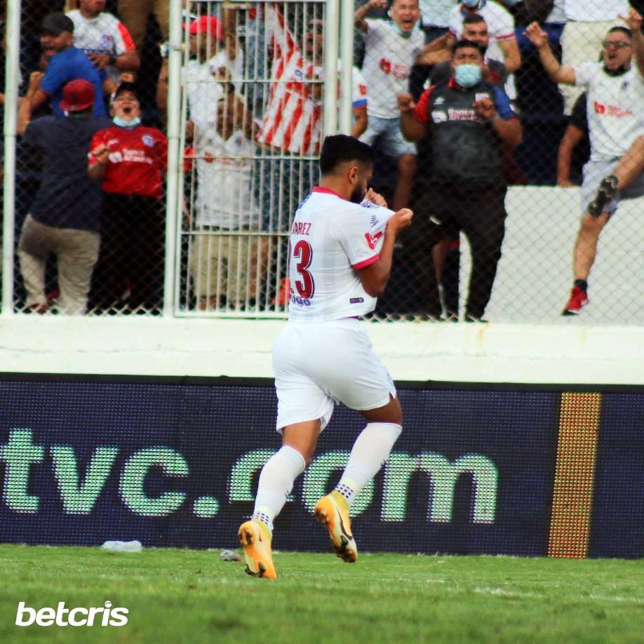 Jorge Álvarez corriendo a celebrar su primer golazo besando el escudo del Olimpia.