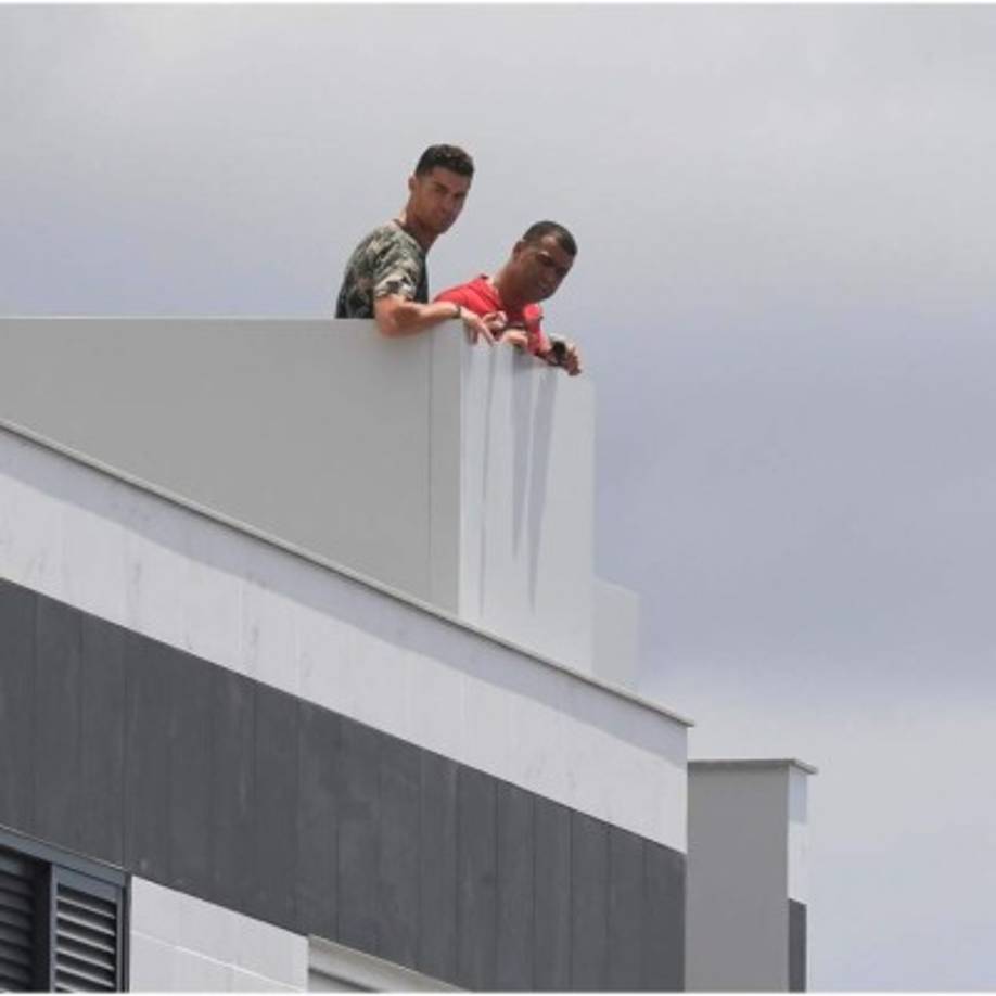 El hermano de Cristiano Ronaldo, Hugo Aveiro, confirmó a diarios lusos que la casa había sido robada y que ya había sido denunciada a la policía. Supuestamente, el ladrón sería alguien conocido por la familia de Cristiano.