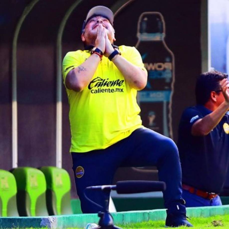Maradona agradeciendo por la victoria de Dorados contra Zacatepec.