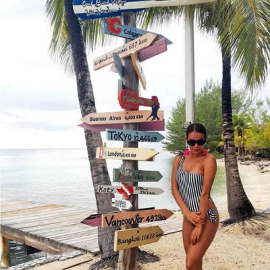 Sinea David - La bella y sexy presentadora del programa Bienvenida la Mañana de Canal 6 disfrutó del Feriado Morazánico en Útila.