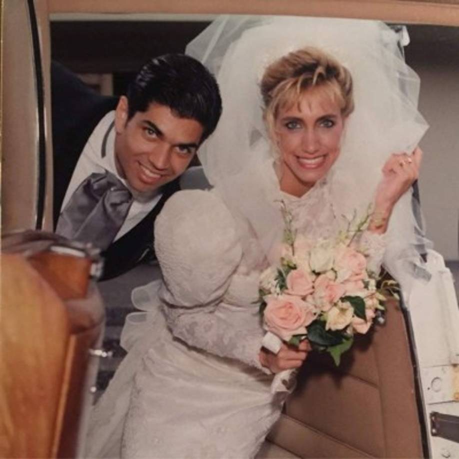 “Mi esposo dijo: ‘Tengo que hablar contigo, tengo que decirte algo’. ‘Un paparazzi me captó con otra mujer y está pidiendo 200 mil dólares por las fotografías’ (…) Yo me quedé callada y dije: ‘No vamos a pagar el dinero, pero necesito más información'”.