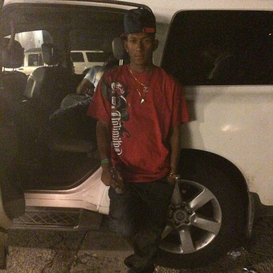 Durante su juventud vivió en la colonia 2 de Agosto, de El Progreso, la cual se sitúa en la salida a Tela, Atlántida.